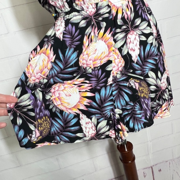 🔥2/$10|•DIVIDED•| Tropical Floral Romper Size 4 Small - Picture 3 of 10